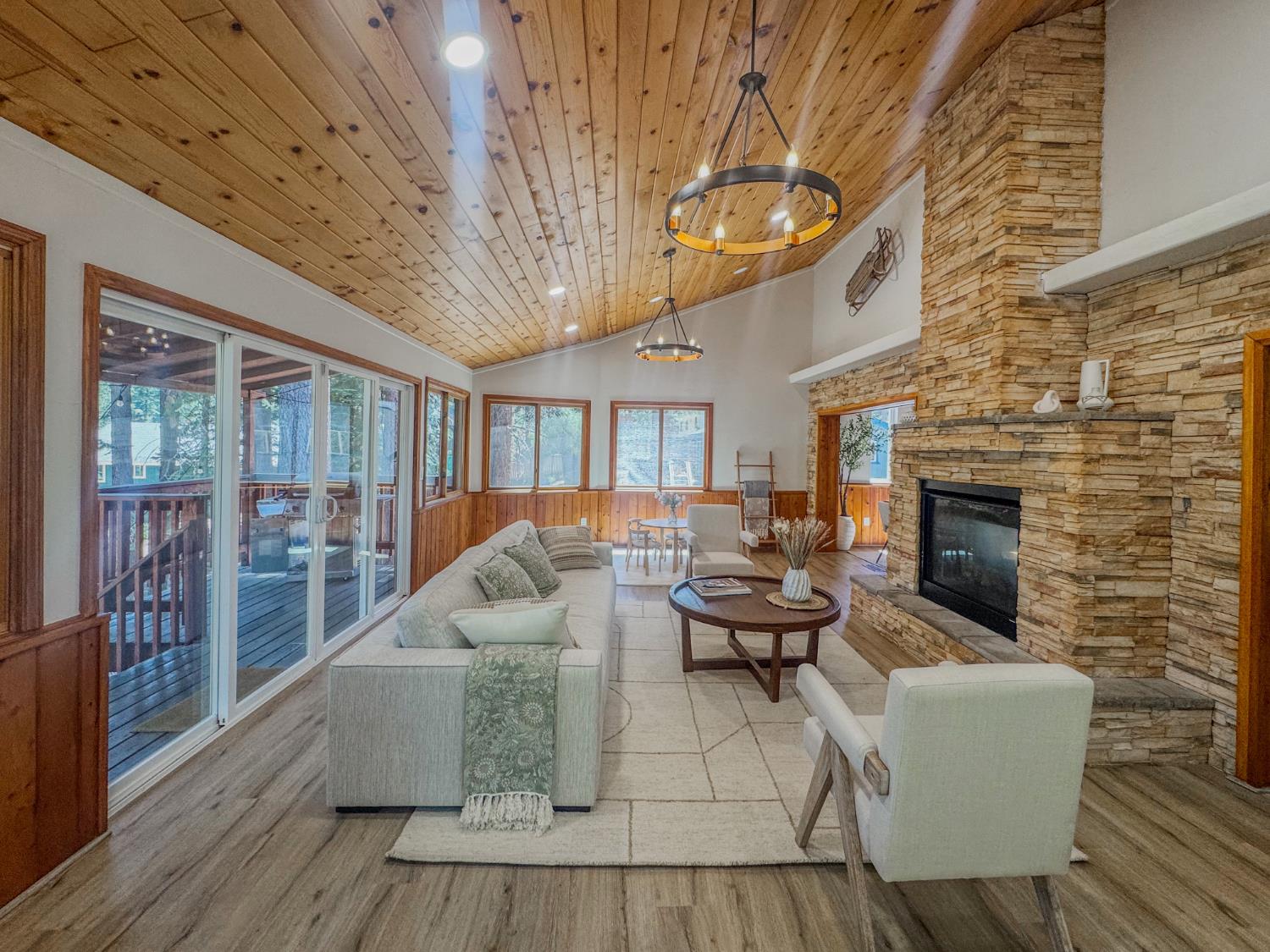 Detail Gallery Image 19 of 93 For 1485 Crystal Air Dr, South Lake Tahoe,  CA 96150 - 6 Beds | 5/1 Baths