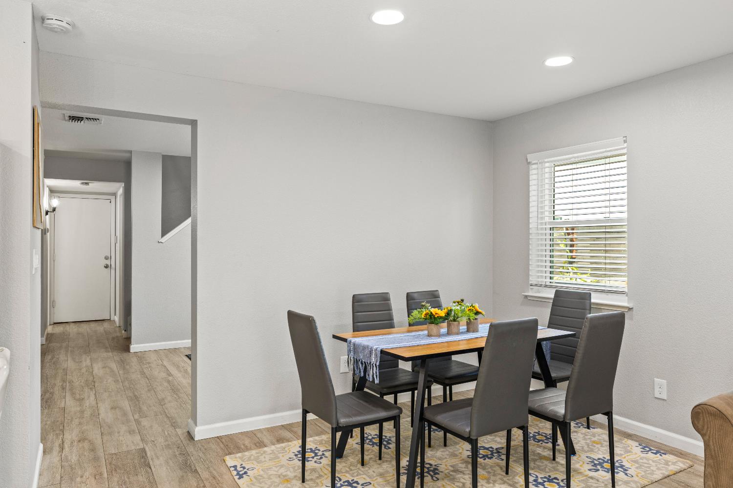 Detail Gallery Image 18 of 40 For 8932 Gemwood Way, Elk Grove,  CA 95758 - 3 Beds | 2/1 Baths