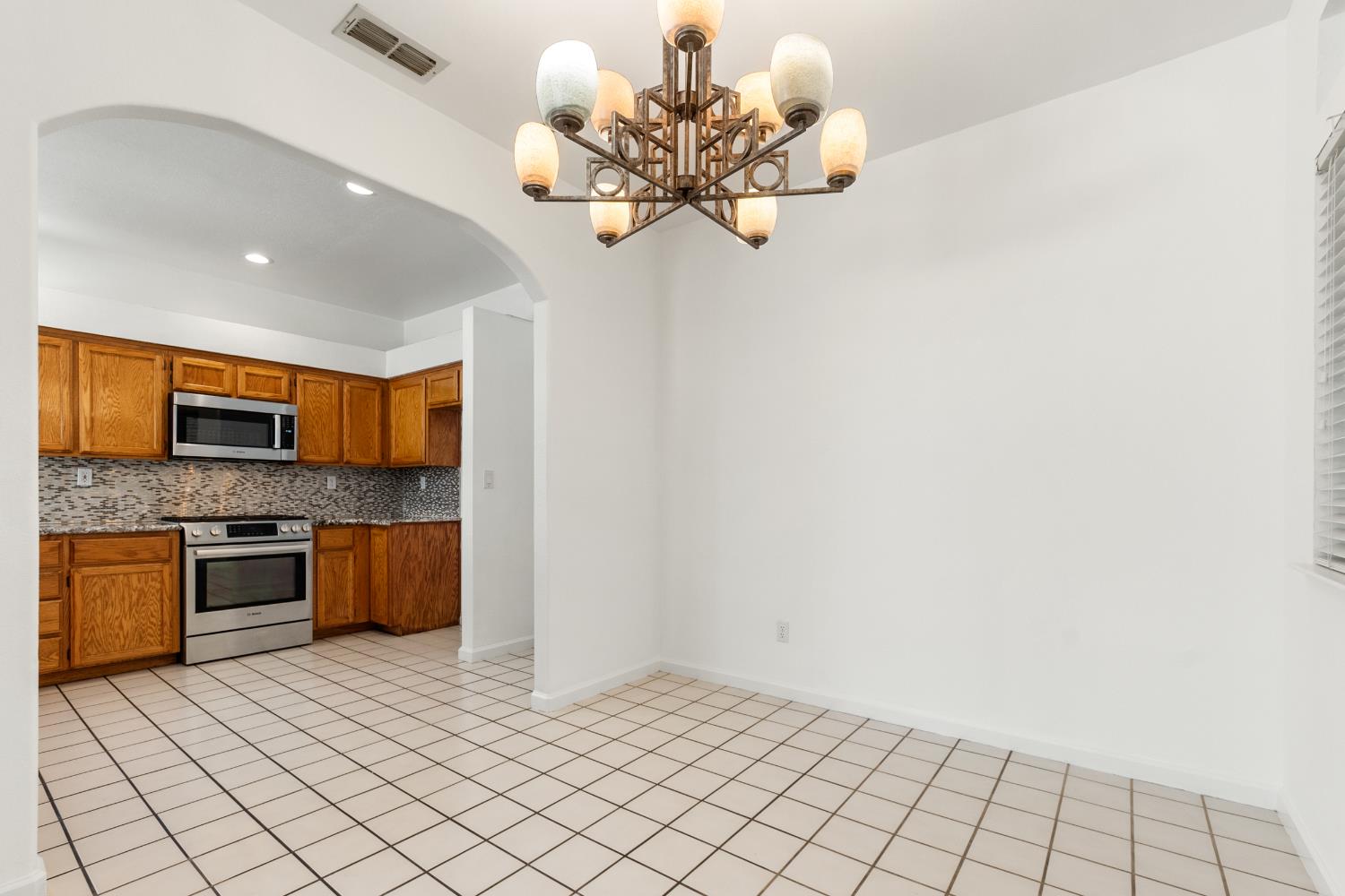 Detail Gallery Image 9 of 28 For 1929 Providence Way, Lodi,  CA 95242 - 4 Beds | 2 Baths
