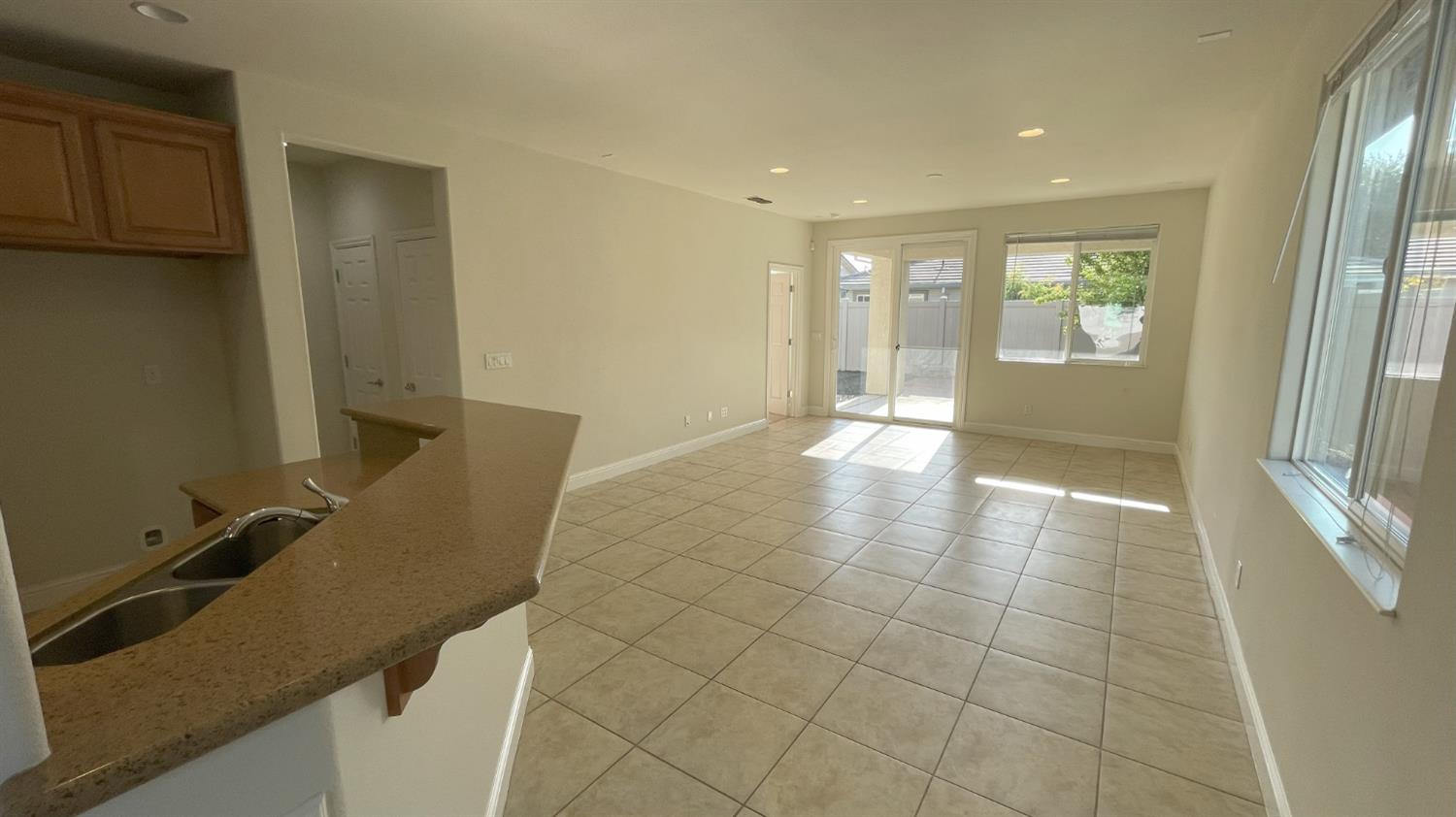 Detail Gallery Image 3 of 29 For 2367 Bellchase Ln, Manteca,  CA 95336 - 2 Beds | 2 Baths