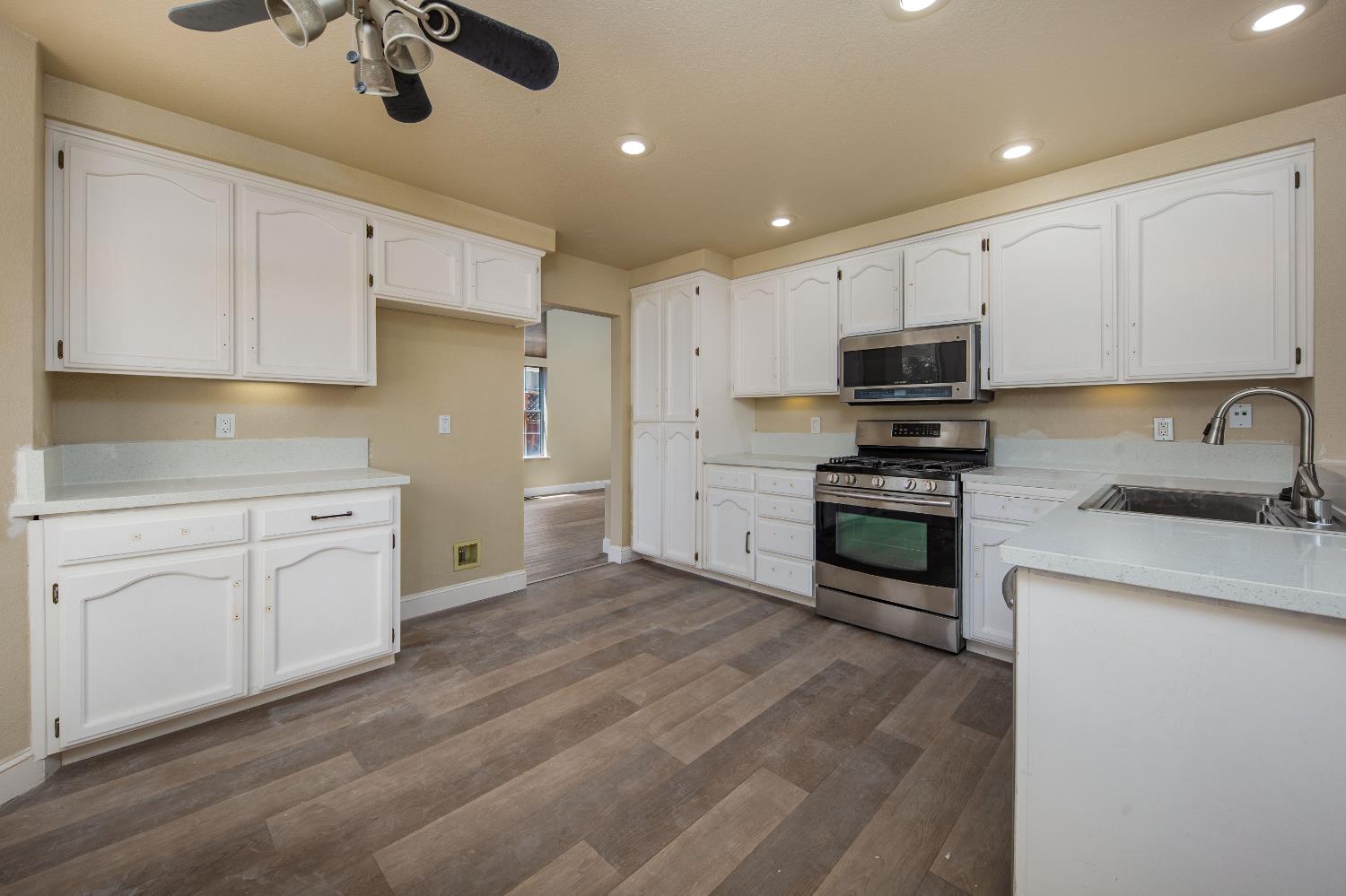 Detail Gallery Image 16 of 50 For 270 Camelot Dr, Tracy,  CA 95376 - 4 Beds | 3 Baths