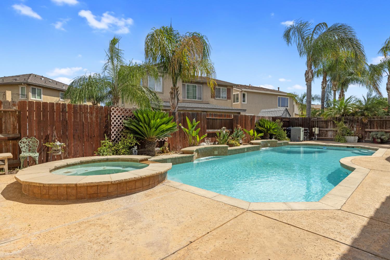 Detail Gallery Image 1 of 28 For 3501 Valley Oak Dr, Ceres,  CA 95307 - 4 Beds | 2/1 Baths