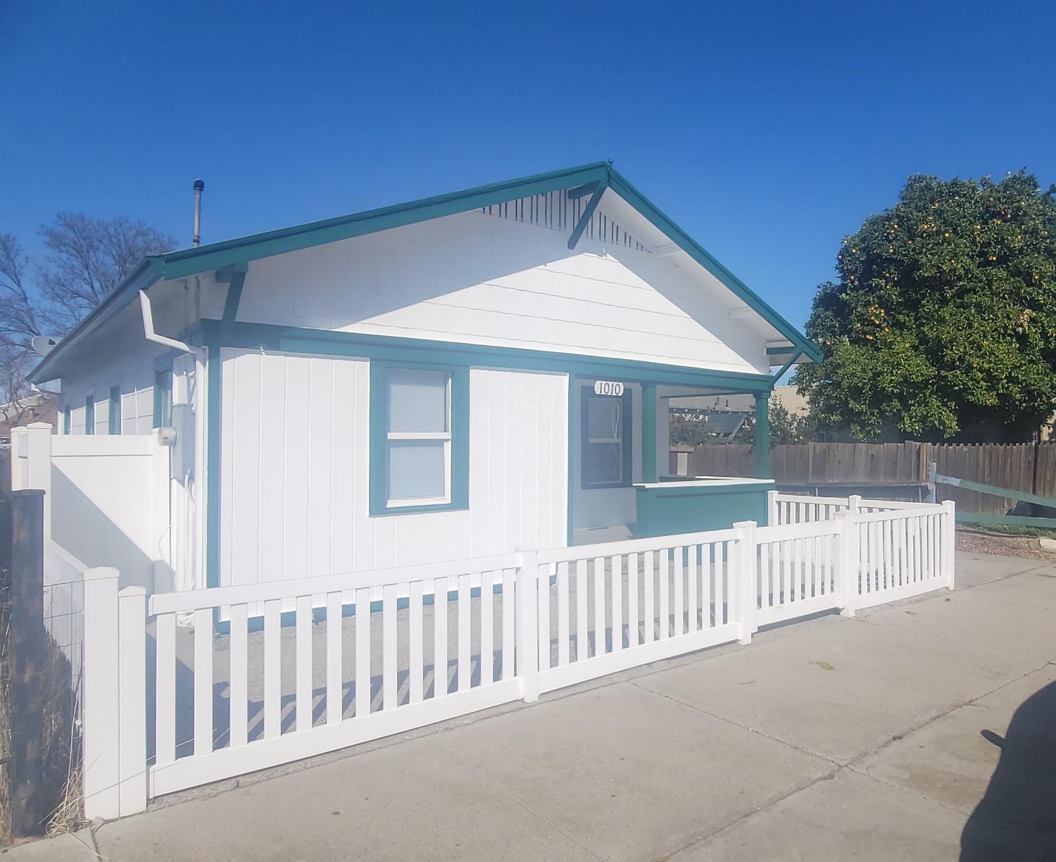 Detail Gallery Image 2 of 30 For 1010 W 4th St, Antioch,  CA 94509 - 3 Beds | 1 Baths