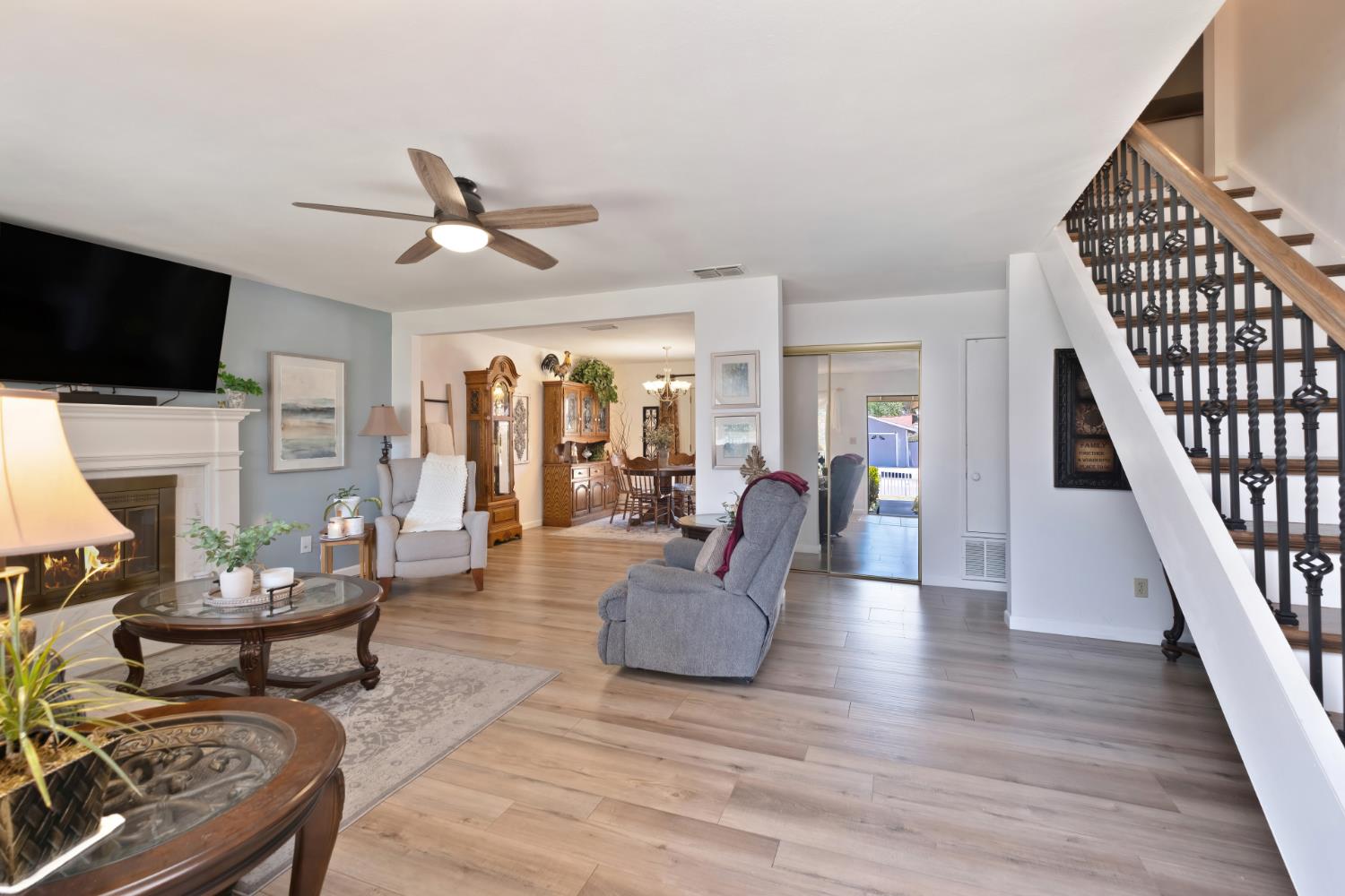 Detail Gallery Image 6 of 36 For 4209 Jump Ct, Sacramento,  CA 95826 - 5 Beds | 3 Baths