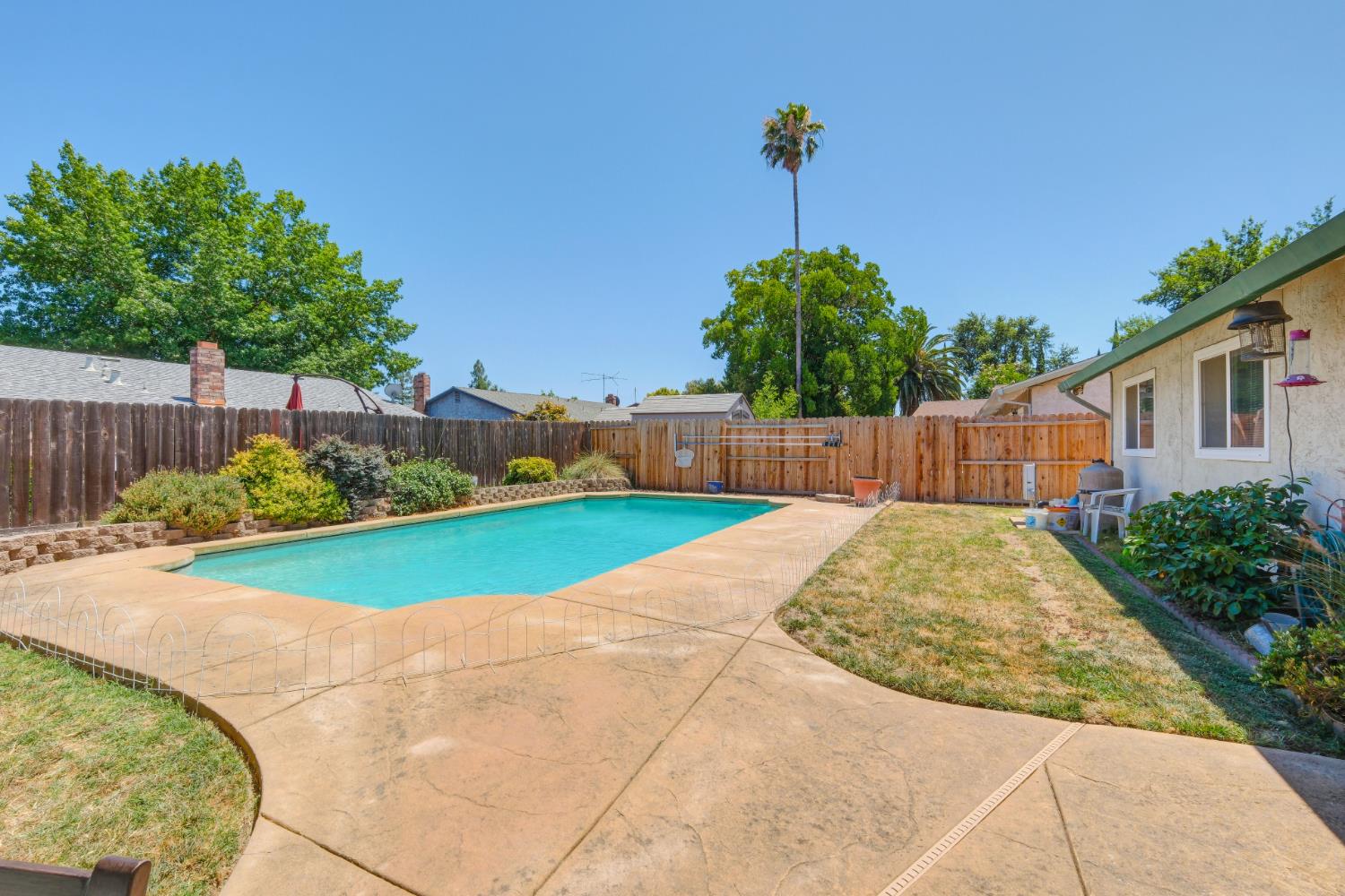 Detail Gallery Image 2 of 36 For 4209 Jump Ct, Sacramento,  CA 95826 - 5 Beds | 3 Baths