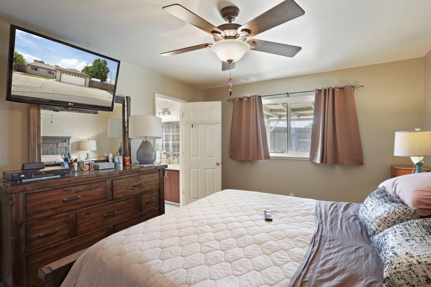 Detail Gallery Image 12 of 46 For 2700 Tassajara Dr, Modesto,  CA 95358 - 3 Beds | 2 Baths