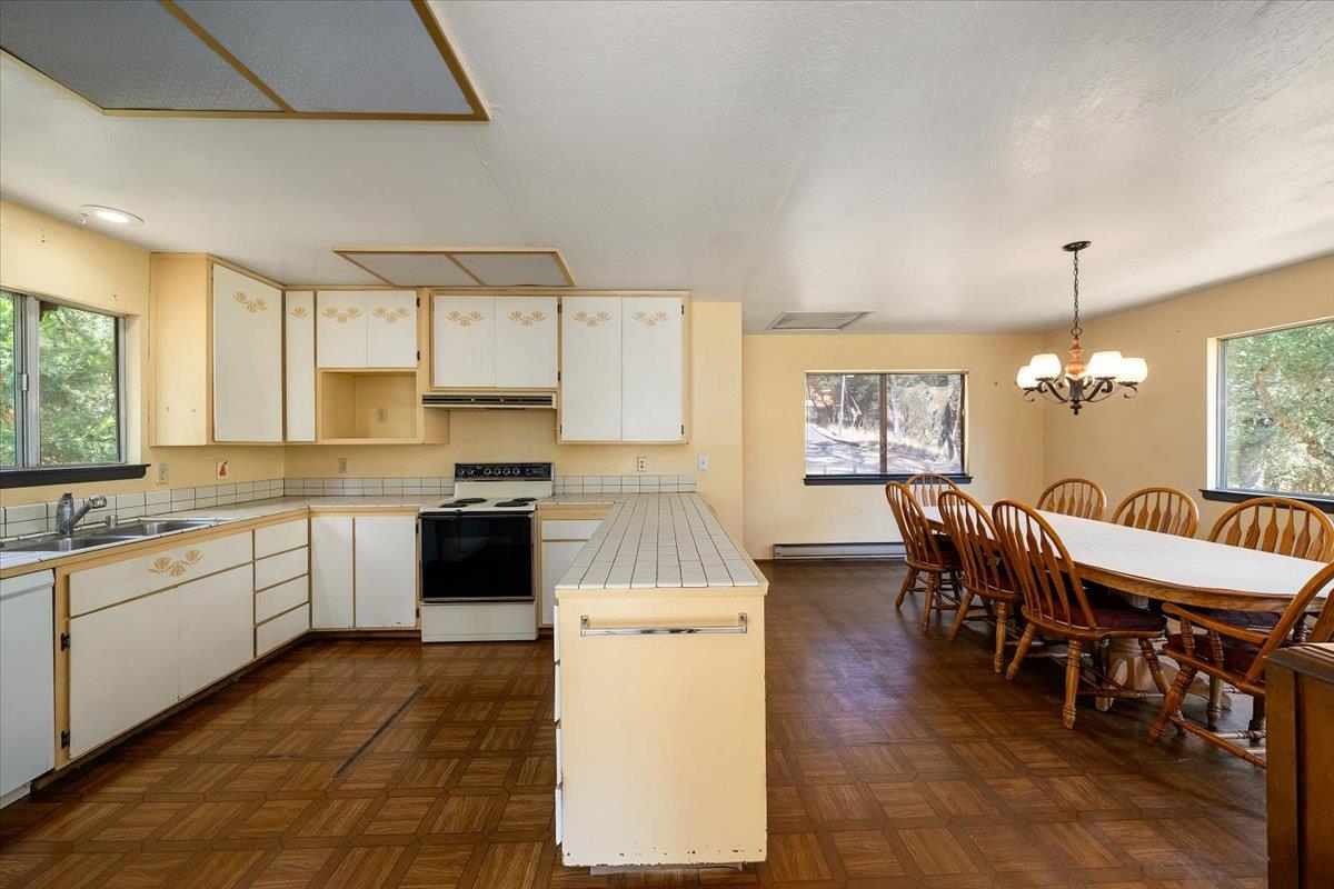 Detail Gallery Image 14 of 44 For 5941 Garden Park Dr, Garden Valley,  CA 95633 - 3 Beds | 2/1 Baths