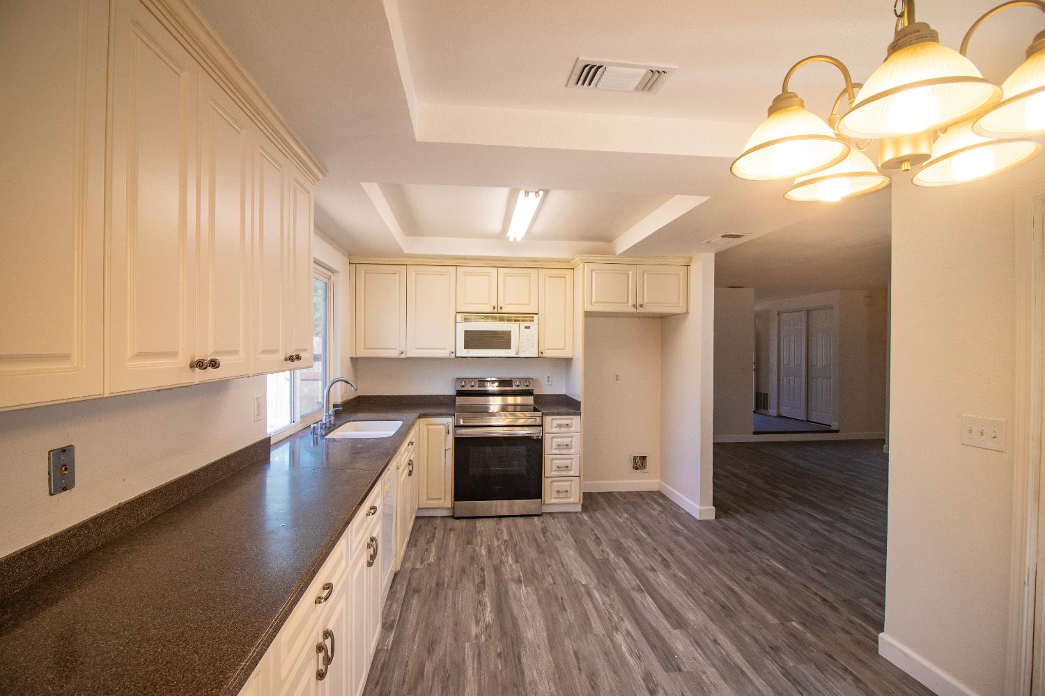 Detail Gallery Image 40 of 49 For 4300 Armadale Way, Sacramento,  CA 95823 - 3 Beds | 2 Baths