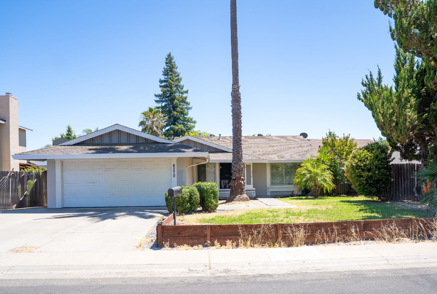 Detail Gallery Image 2 of 46 For 4370 Armadale Way, Sacramento,  CA 95823 - 3 Beds | 2 Baths