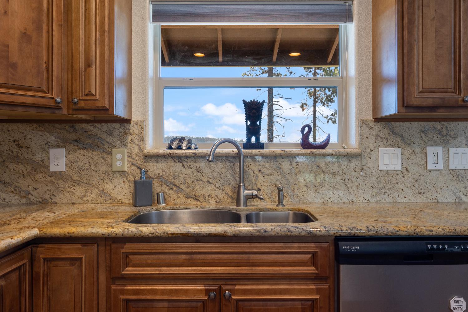 Detail Gallery Image 11 of 37 For 8009 Spring Valley Rd, Pollock Pines,  CA 95726 - 3 Beds | 2 Baths