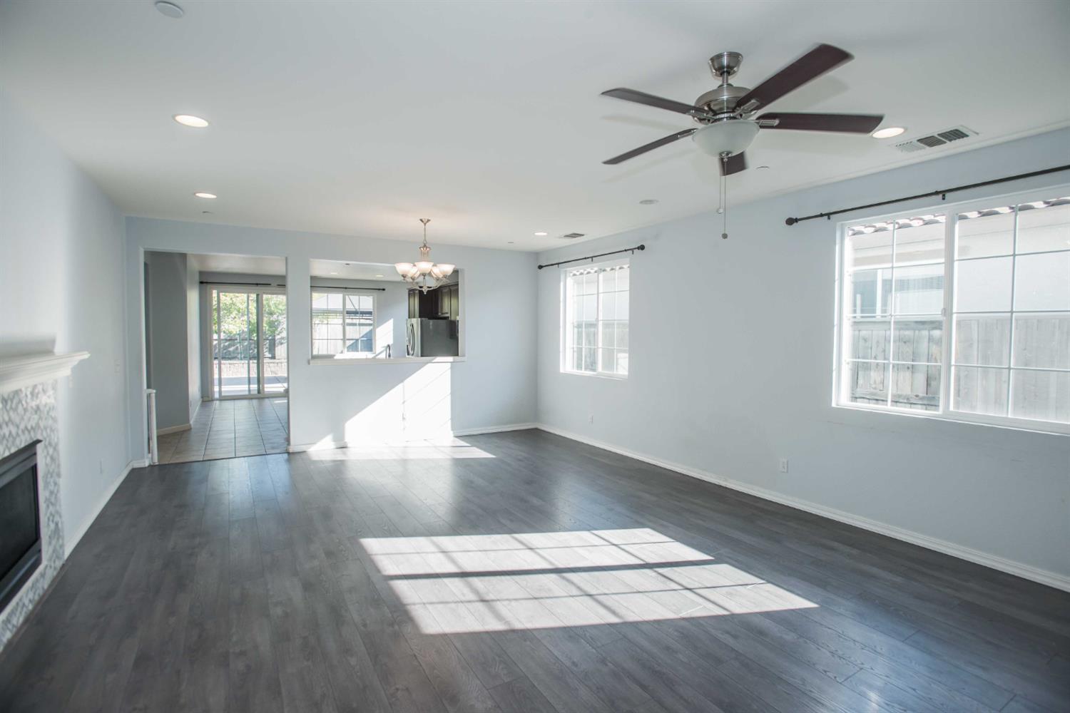 Detail Gallery Image 8 of 47 For 9916 Bluefin Way, Elk Grove,  CA 95757 - 4 Beds | 2 Baths