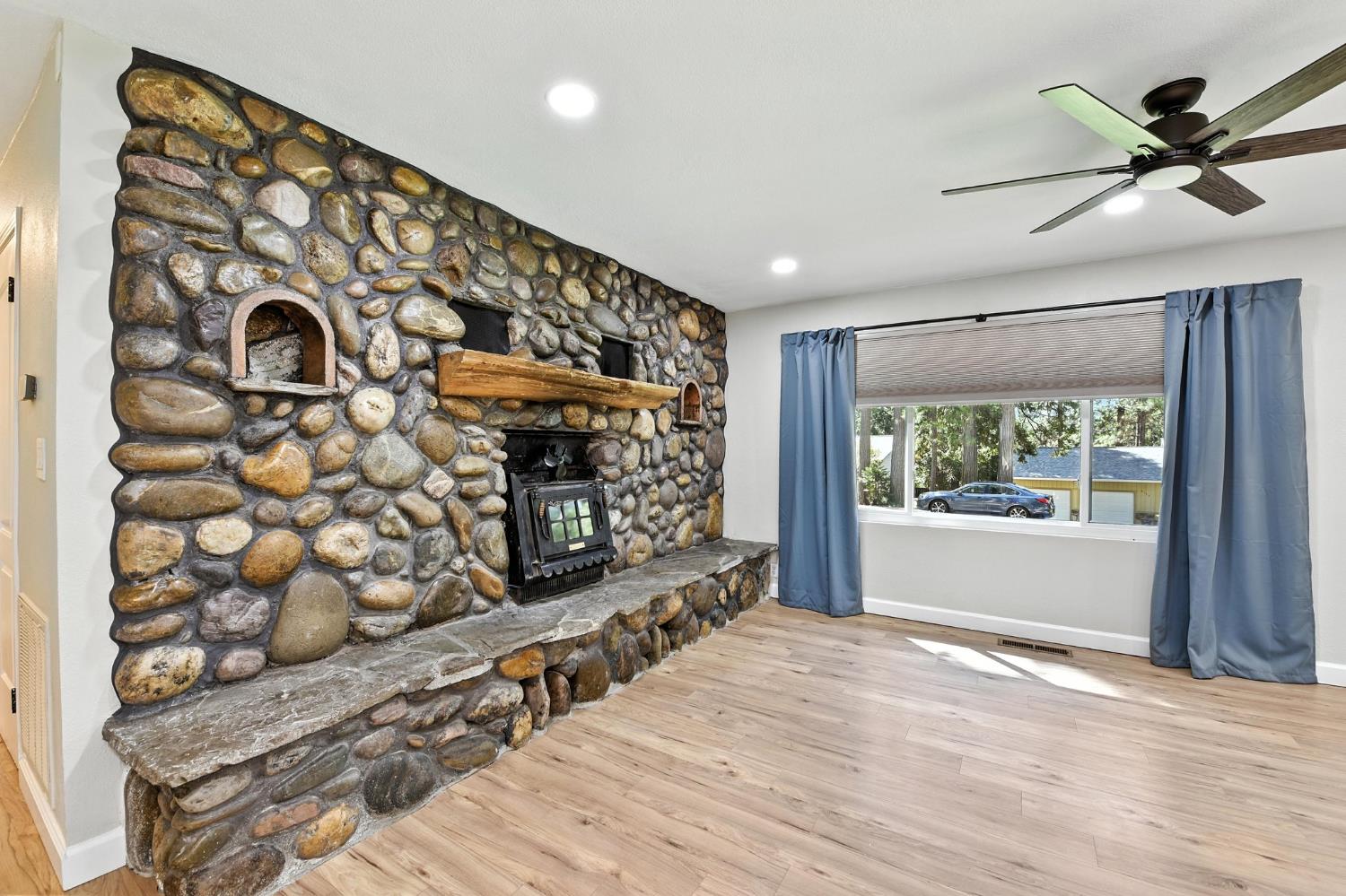 Detail Gallery Image 4 of 45 For 6143 Dolly Varden Ln, Pollock Pines,  CA 95726 - 3 Beds | 2/1 Baths