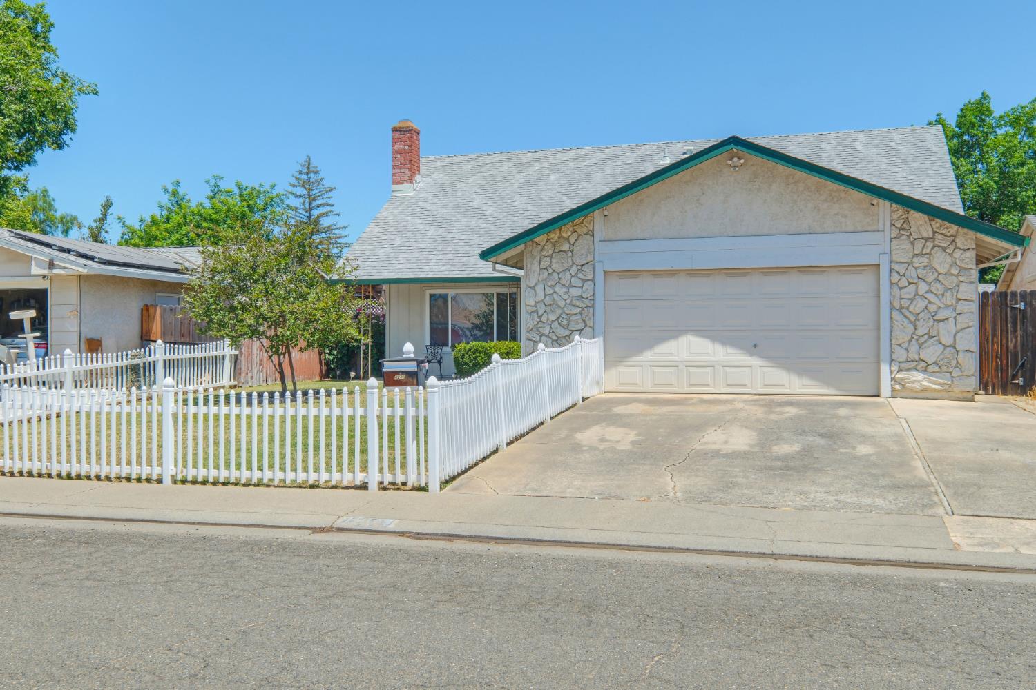 Detail Gallery Image 1 of 36 For 4209 Jump Ct, Sacramento,  CA 95826 - 5 Beds | 3 Baths