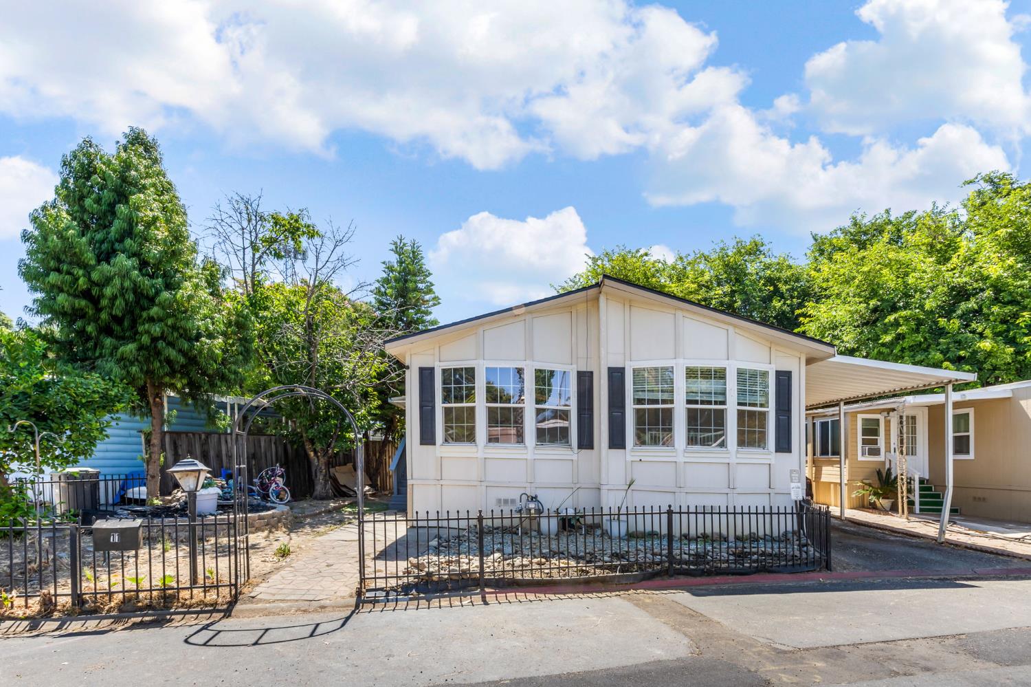 Detail Gallery Image 3 of 47 For 1050 W Capitol Ave 11, West Sacramento,  CA 95691 - 3 Beds | 2 Baths