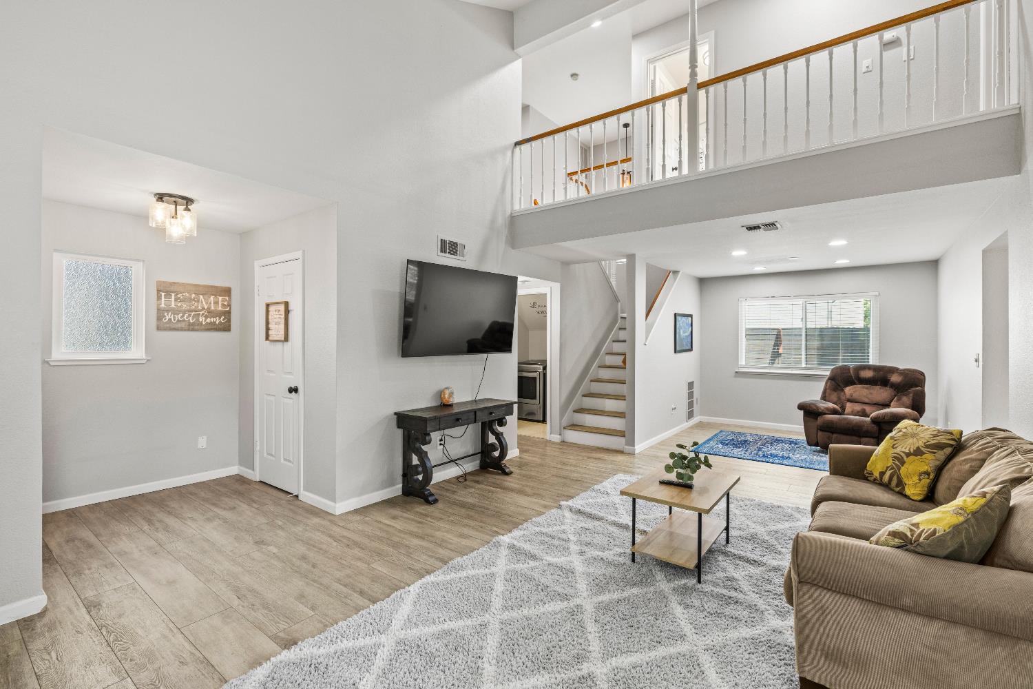 Detail Gallery Image 6 of 40 For 8932 Gemwood Way, Elk Grove,  CA 95758 - 3 Beds | 2/1 Baths