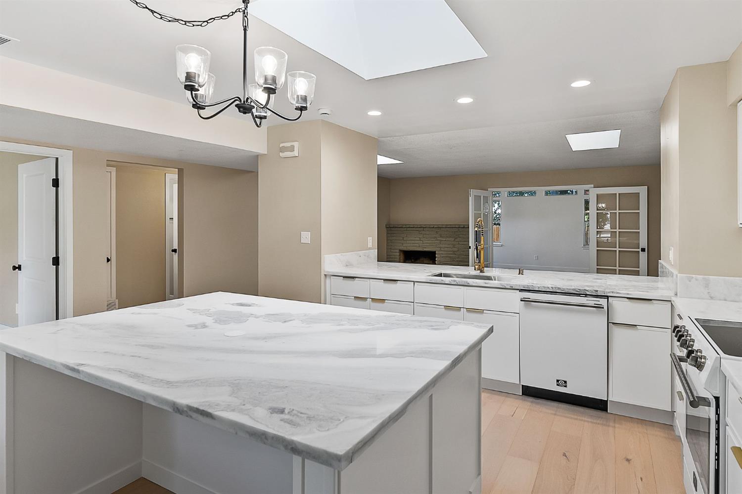Detail Gallery Image 7 of 50 For 7548 Widgeon Way, Fair Oaks,  CA 95628 - 4 Beds | 2 Baths