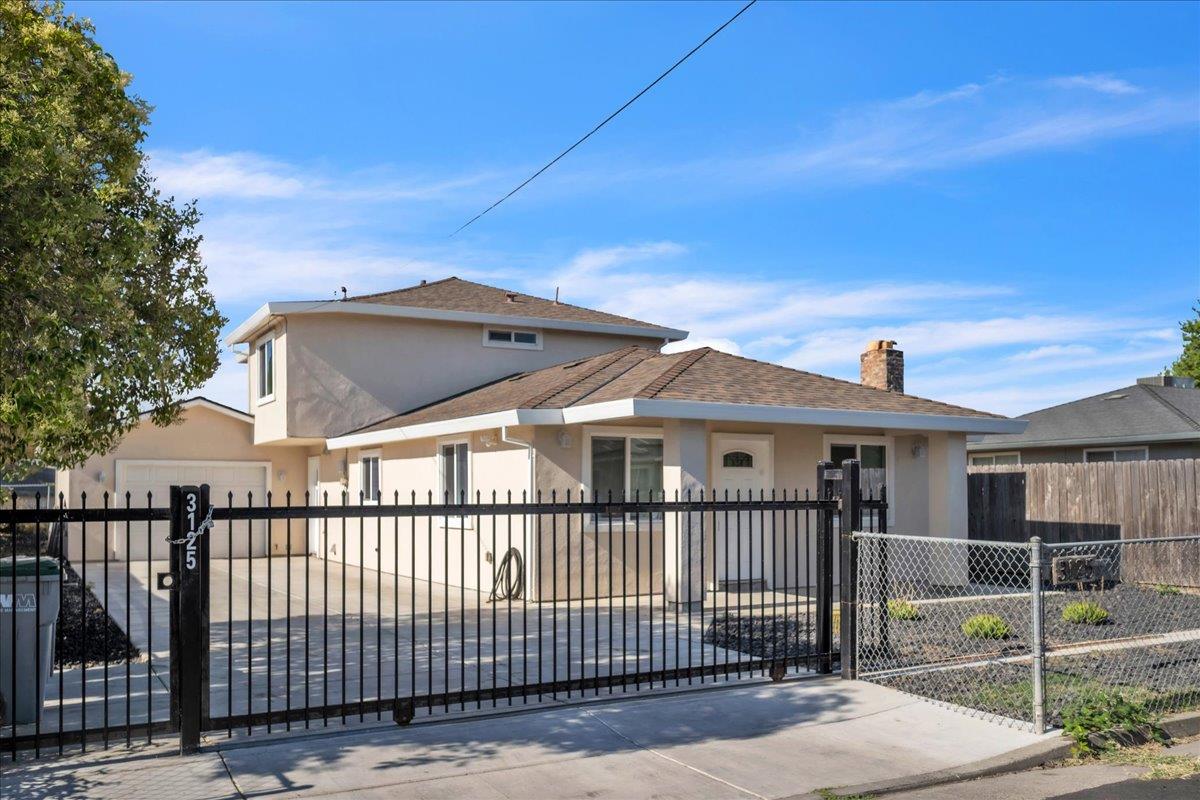 Detail Gallery Image 3 of 36 For 3125 Gladys Ave, West Sacramento,  CA 95691 - 2 Beds | 3/1 Baths