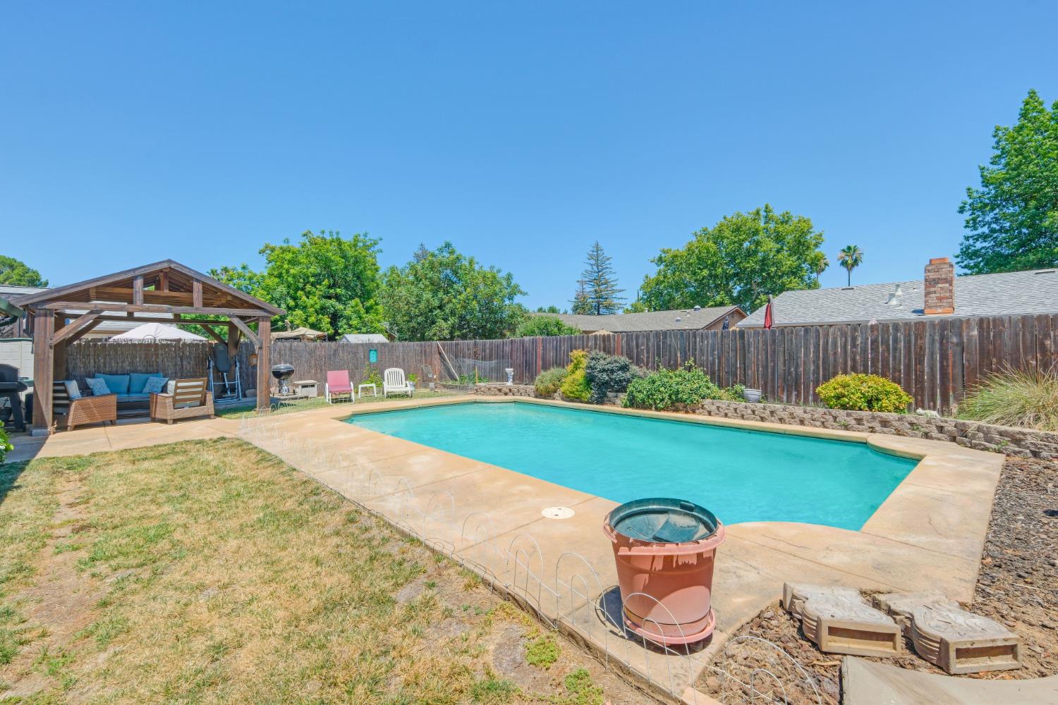 Detail Gallery Image 3 of 36 For 4209 Jump Ct, Sacramento,  CA 95826 - 5 Beds | 3 Baths