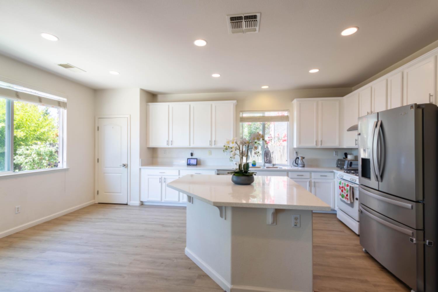 Detail Gallery Image 6 of 34 For 8328 Dandelion Dr, Elk Grove,  CA 95624 - 4 Beds | 2 Baths