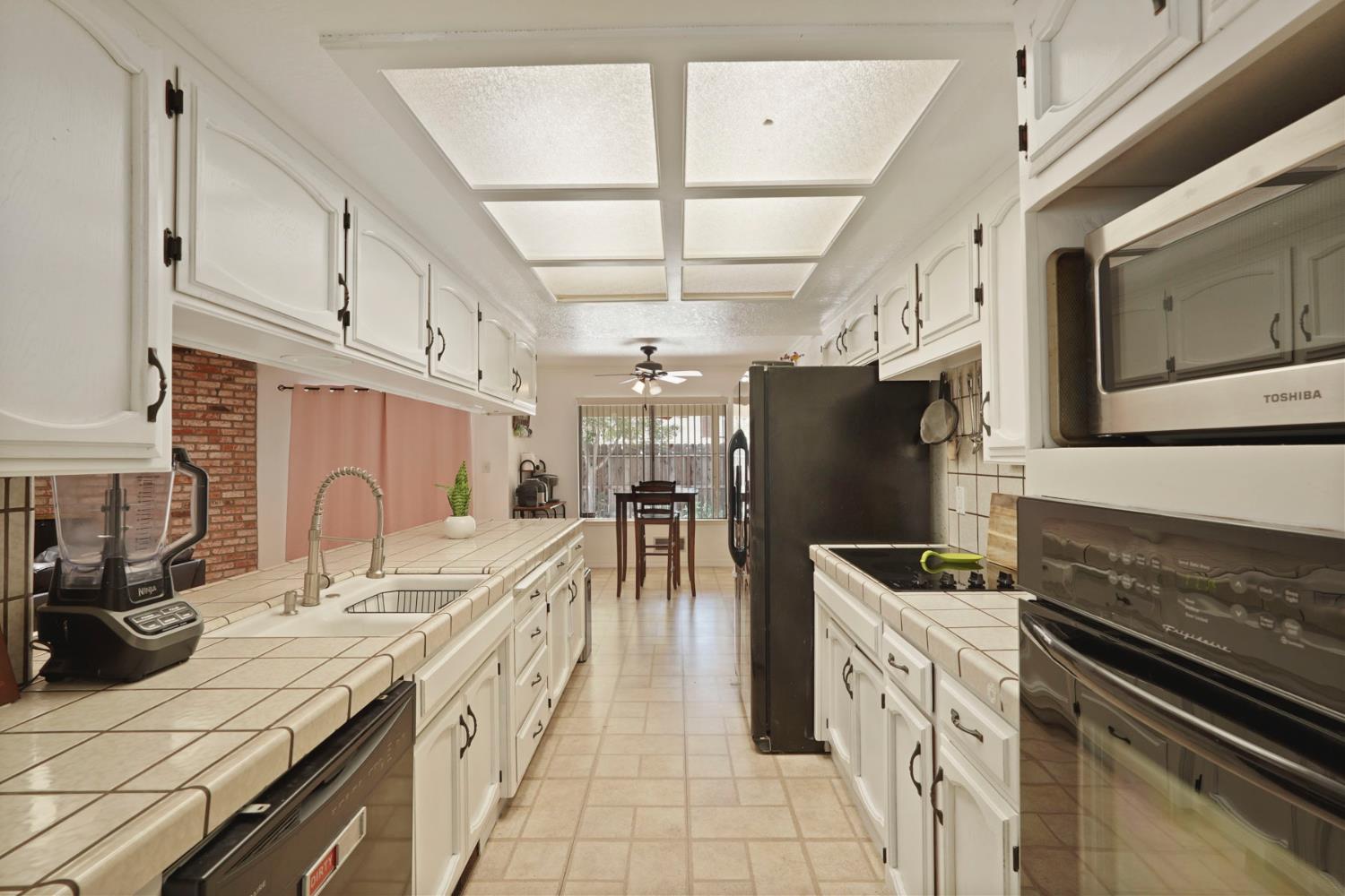 Detail Gallery Image 13 of 41 For 306 E Elise Ct, Modesto,  CA 95350 - 4 Beds | 3 Baths