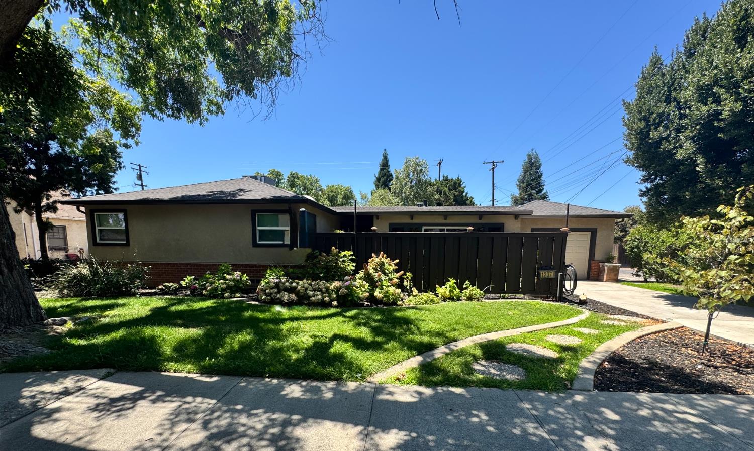 Detail Gallery Image 1 of 35 For 1237 College Ave, Modesto,  CA 95350 - 3 Beds | 1 Baths