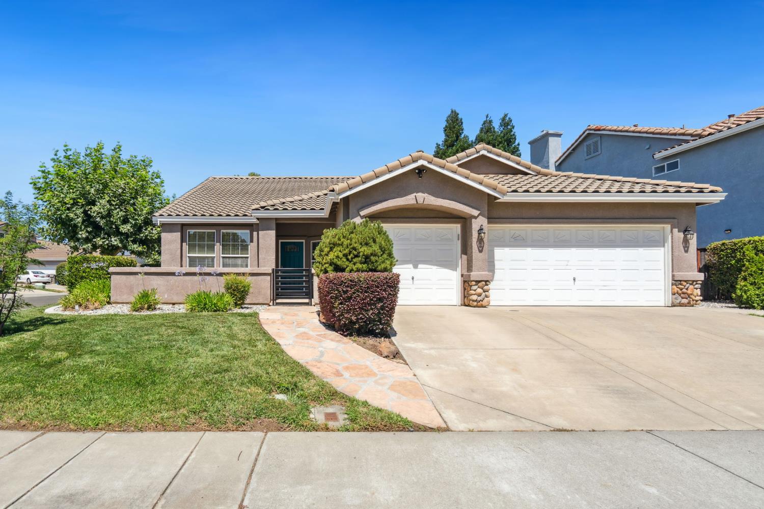Detail Gallery Image 1 of 26 For 3900 Ginko Way, Sacramento,  CA 95834 - 3 Beds | 2 Baths