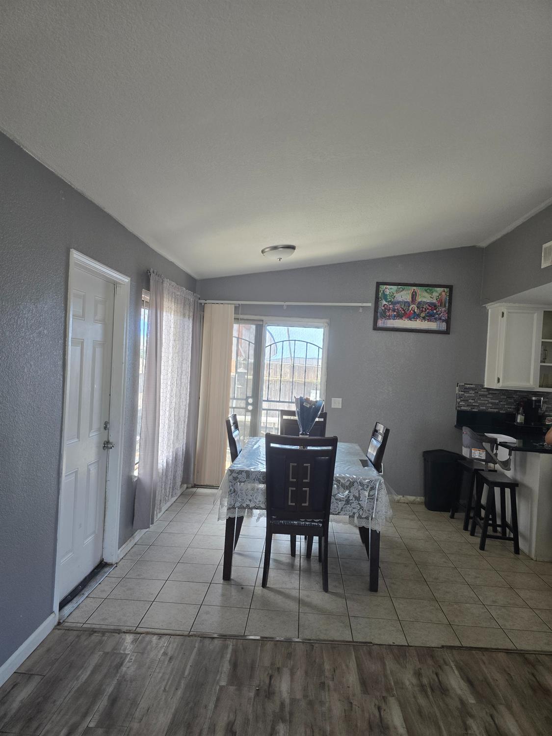 Detail Gallery Image 9 of 39 For 4631 Country Scene Way, Sacramento,  CA 95823 - 3 Beds | 2 Baths