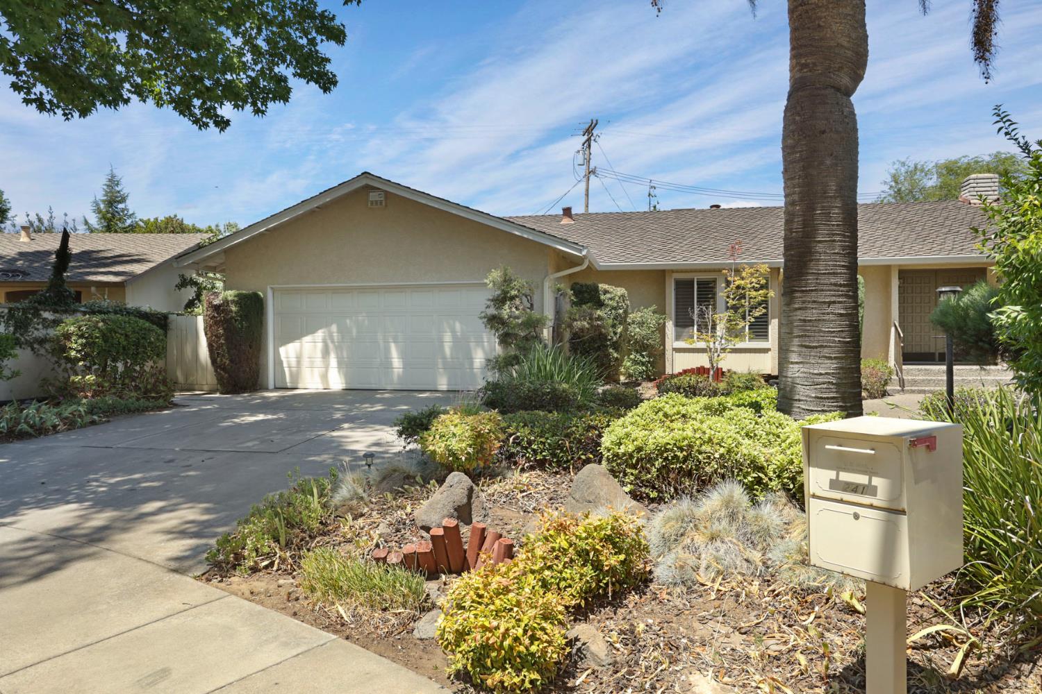 Detail Gallery Image 3 of 66 For 241 Charlemagne Way, Modesto,  CA 95350 - 4 Beds | 2 Baths