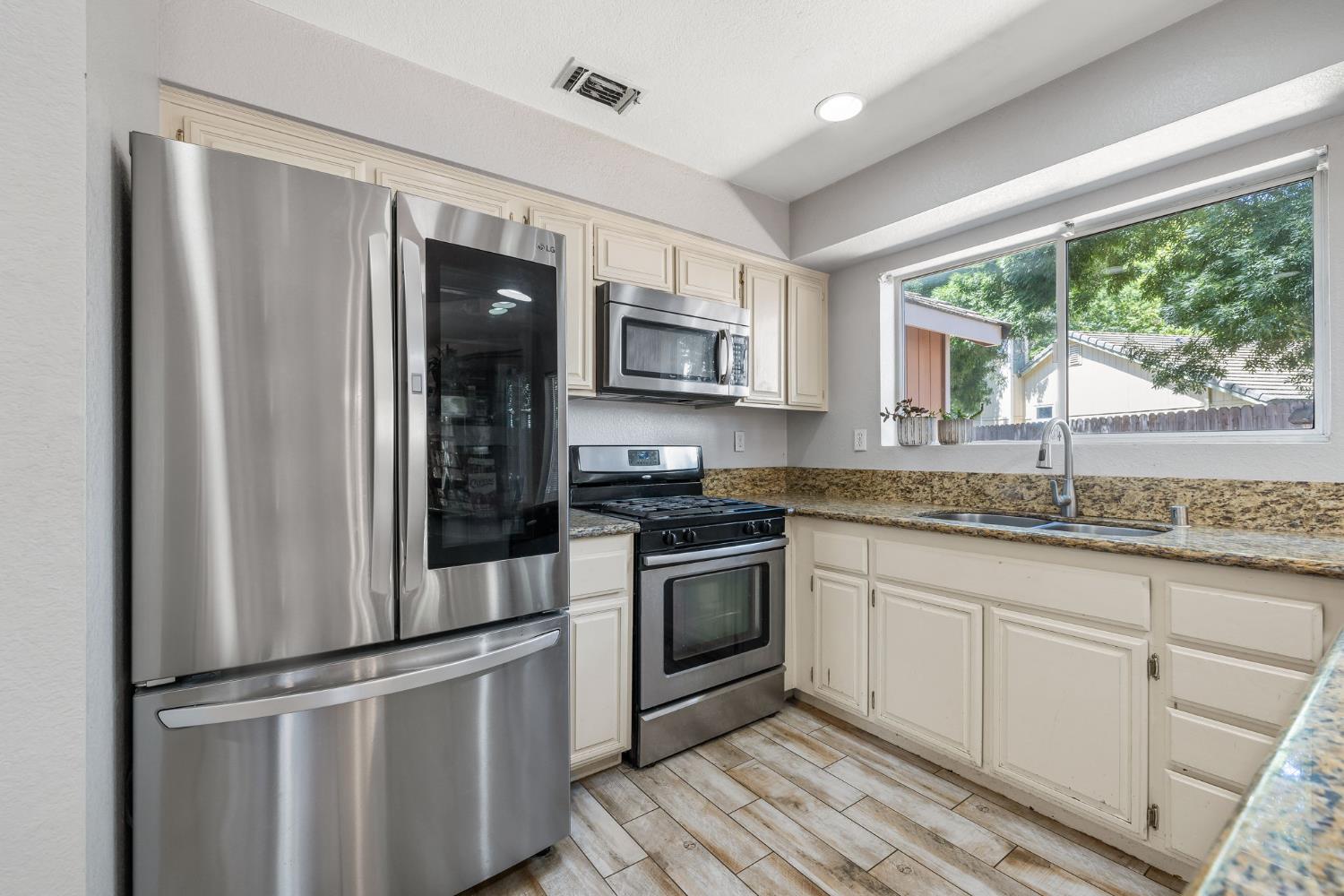 Detail Gallery Image 14 of 47 For 8347 Delta Sand, Elk Grove,  CA 95758 - 4 Beds | 2/1 Baths