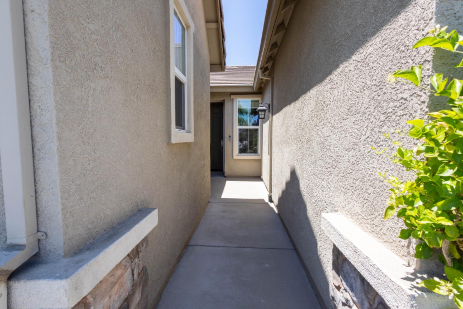 Detail Gallery Image 4 of 34 For 8328 Dandelion Dr, Elk Grove,  CA 95624 - 4 Beds | 2 Baths