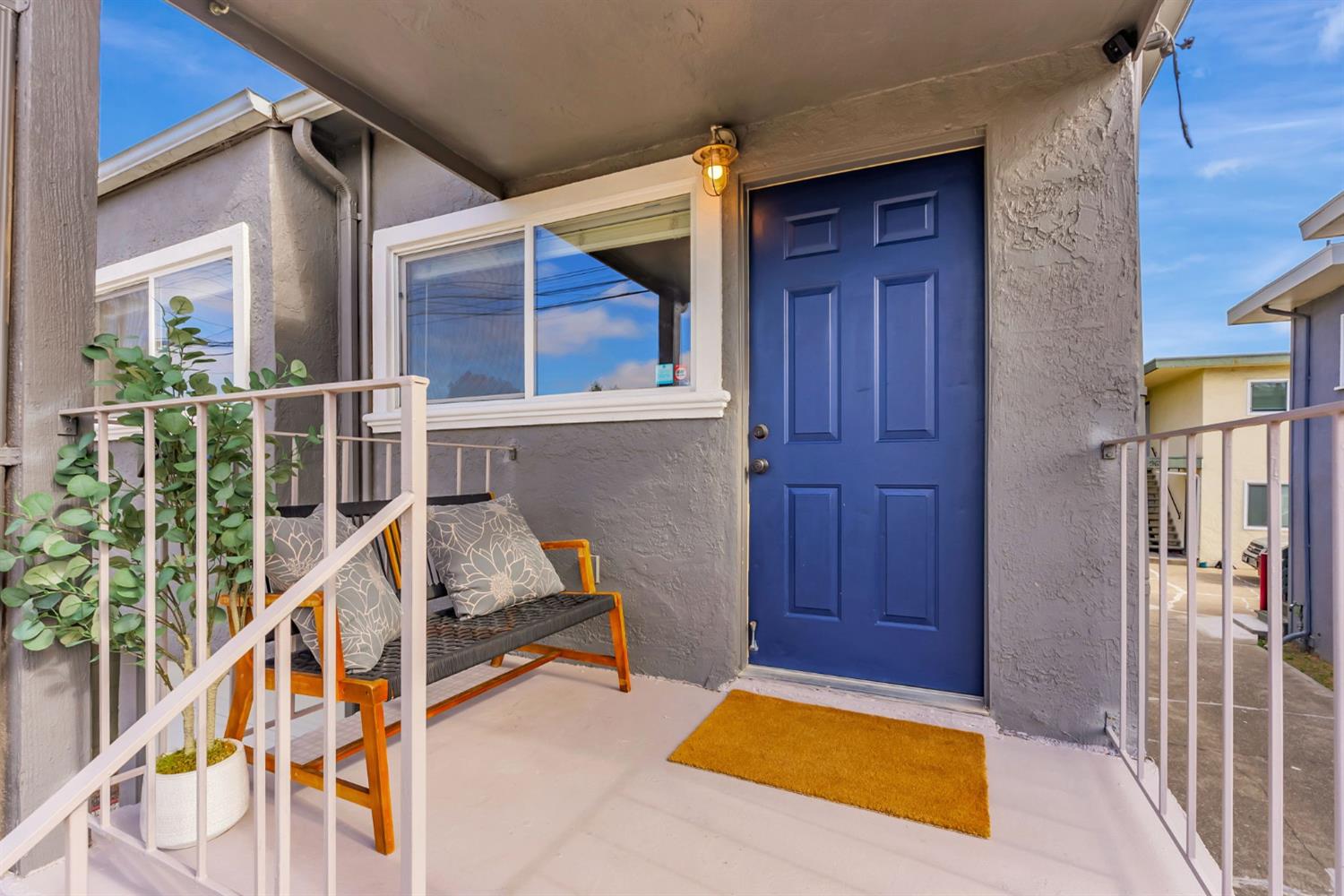 Detail Gallery Image 4 of 39 For 964 61st St, Oakland,  CA 94608 - 3 Beds | 2/1 Baths