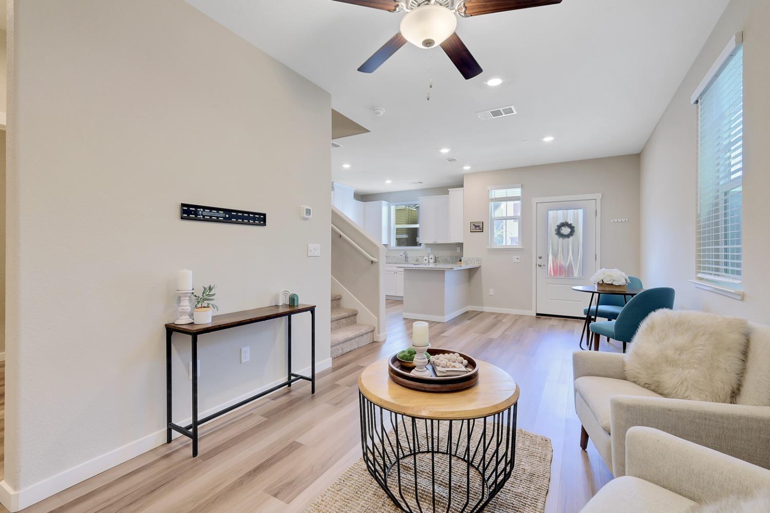 Detail Gallery Image 7 of 34 For 4089 Southampton St, West Sacramento,  CA 95691 - 3 Beds | 2/1 Baths