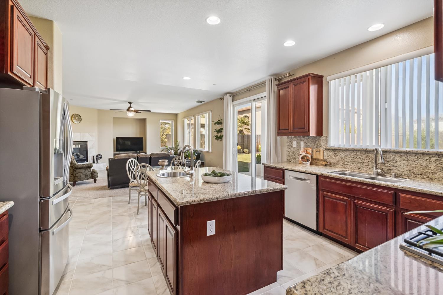 Detail Gallery Image 9 of 72 For 18400 Mandarin St, Woodland,  CA 95695 - 5 Beds | 4 Baths