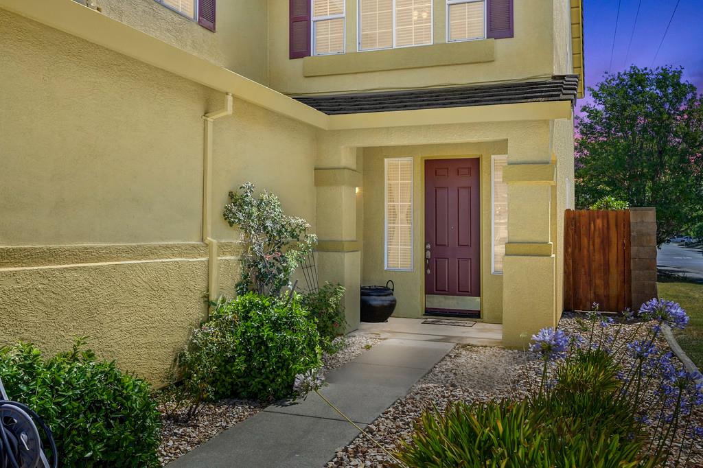 Detail Gallery Image 2 of 56 For 7850 Gazelle Trail Way, Antelope,  CA 95843 - 5 Beds | 3 Baths