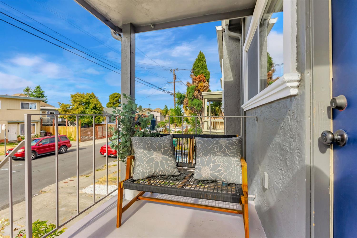 Detail Gallery Image 3 of 39 For 964 61st St, Oakland,  CA 94608 - 3 Beds | 2/1 Baths