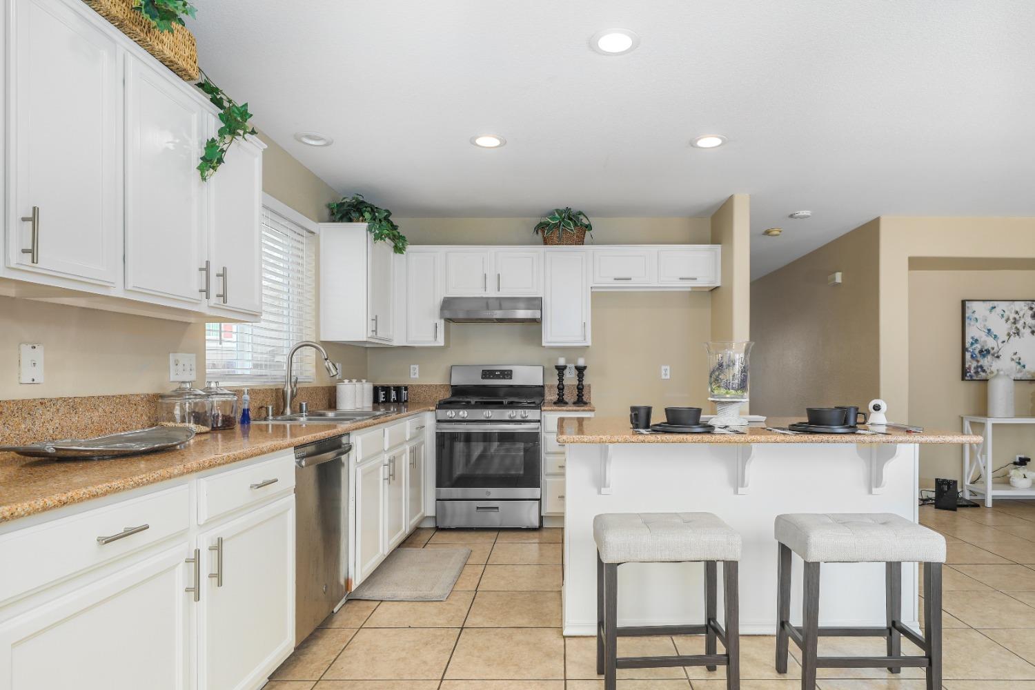 Detail Gallery Image 10 of 44 For 3355 Calla Lily Way, Sacramento,  CA 95833 - 5 Beds | 2/1 Baths