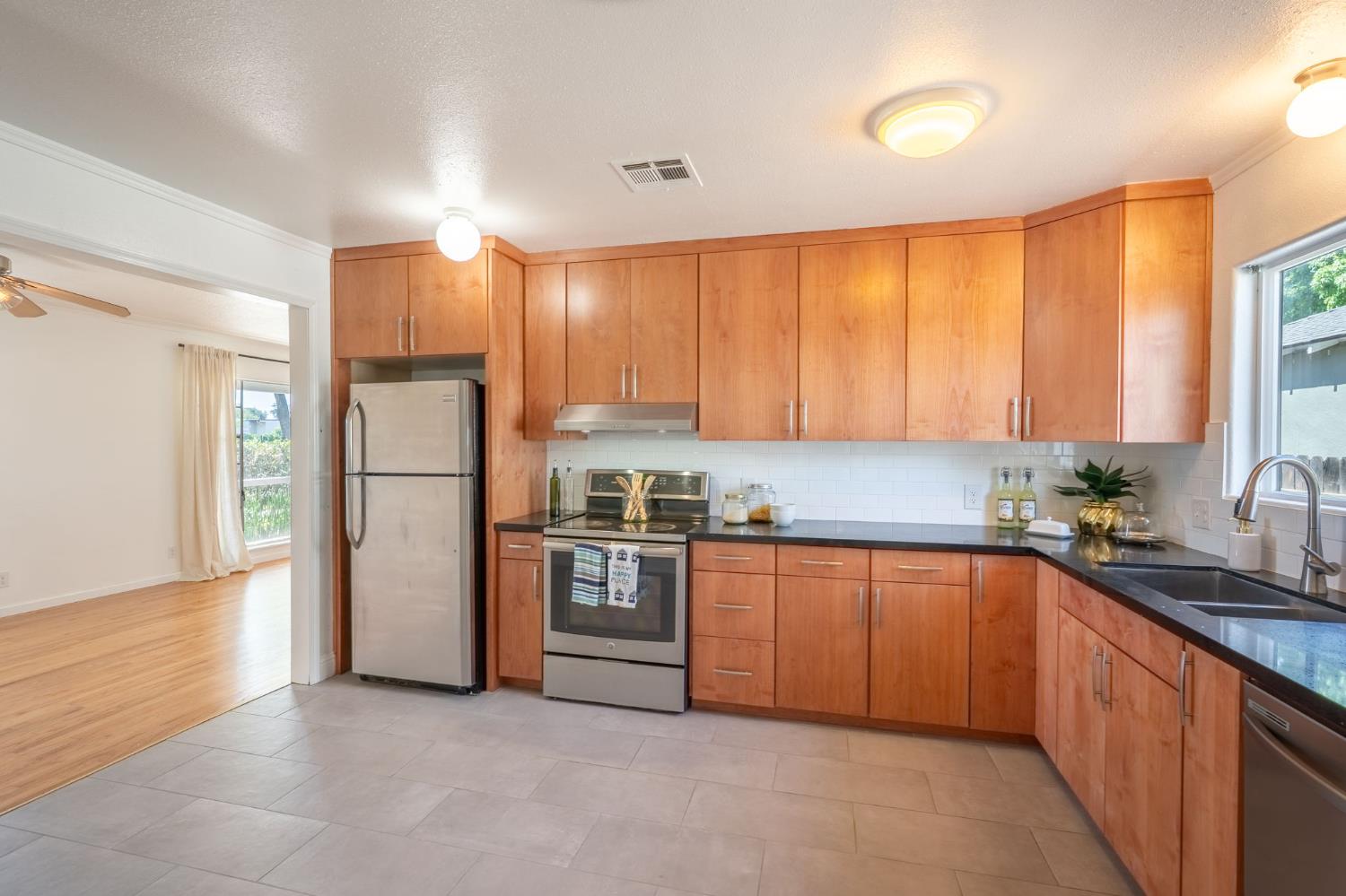Detail Gallery Image 17 of 29 For 2107 S St, Merced,  CA 95340 - 3 Beds | 2 Baths