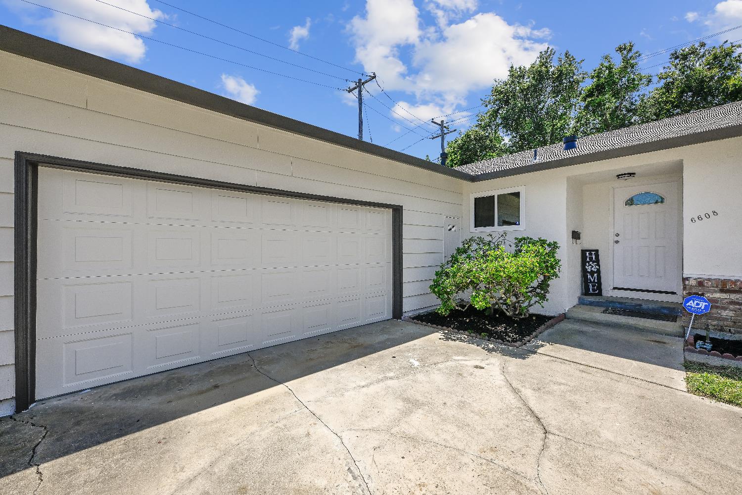 Detail Gallery Image 3 of 38 For 6608 Heatherwood Way, Sacramento,  CA 95831 - 3 Beds | 2 Baths
