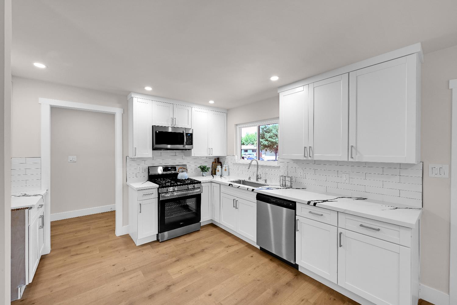 Detail Gallery Image 8 of 38 For 6608 Heatherwood Way, Sacramento,  CA 95831 - 3 Beds | 2 Baths