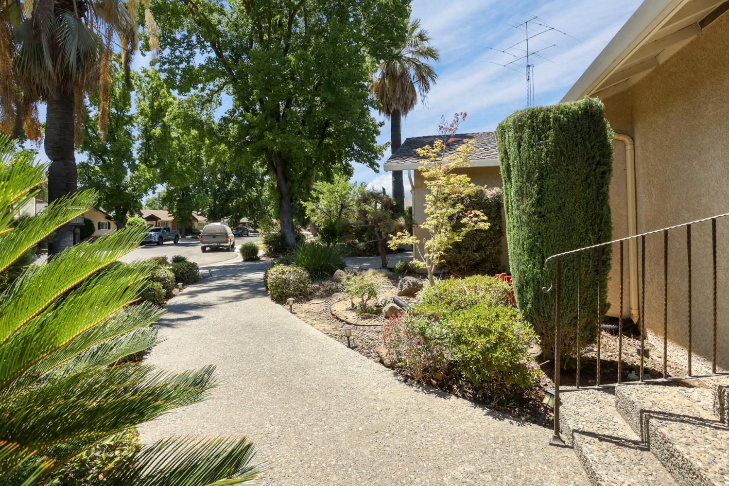 Detail Gallery Image 7 of 66 For 241 Charlemagne Way, Modesto,  CA 95350 - 4 Beds | 2 Baths