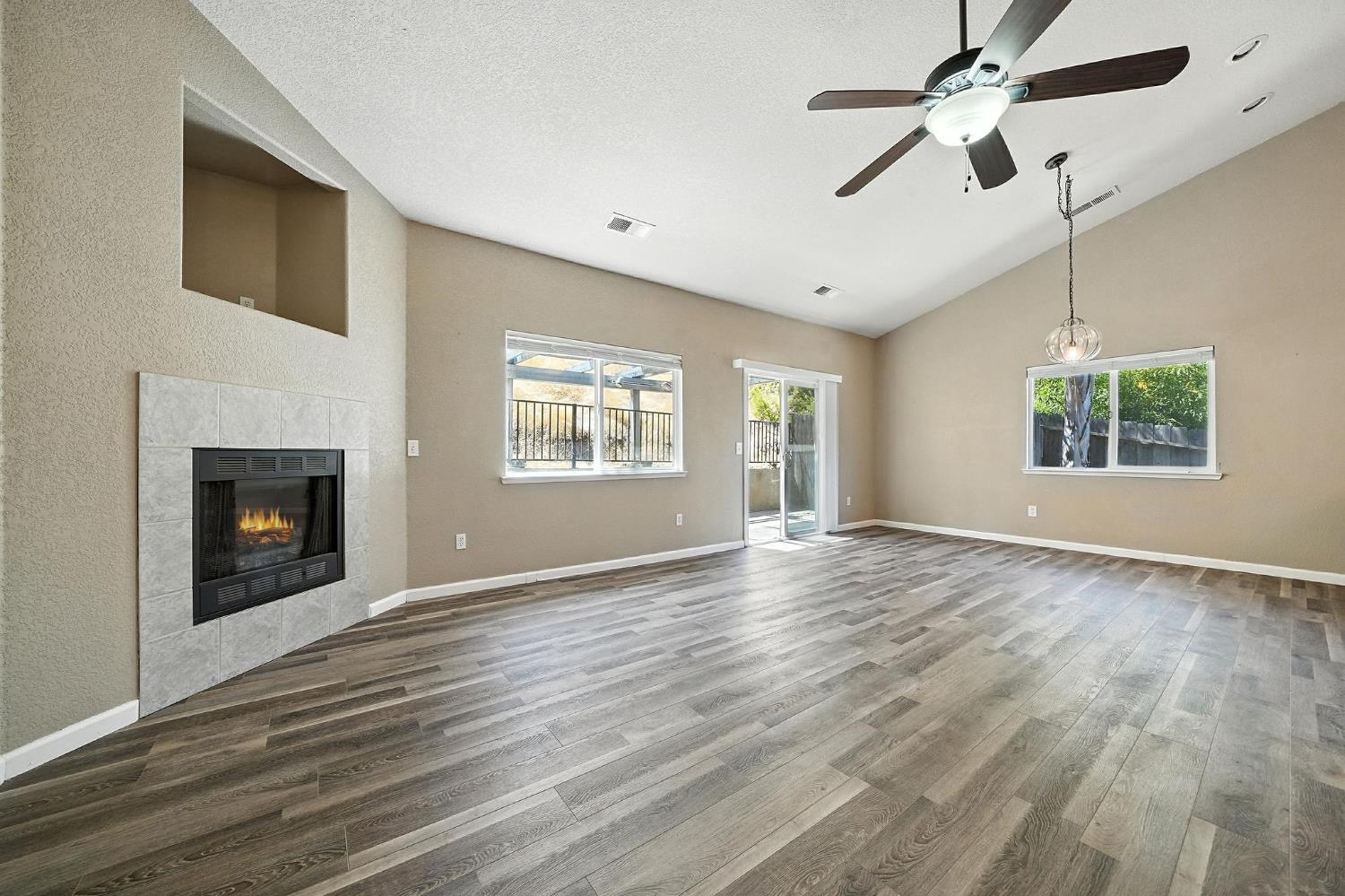 Detail Gallery Image 10 of 46 For 1021 Mockingbird Ln, Valley Springs,  CA 95252 - 3 Beds | 2 Baths