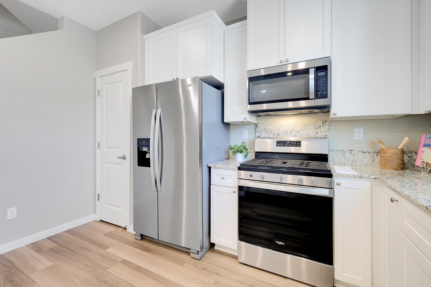 Detail Gallery Image 3 of 34 For 4089 Southampton St, West Sacramento,  CA 95691 - 3 Beds | 2/1 Baths