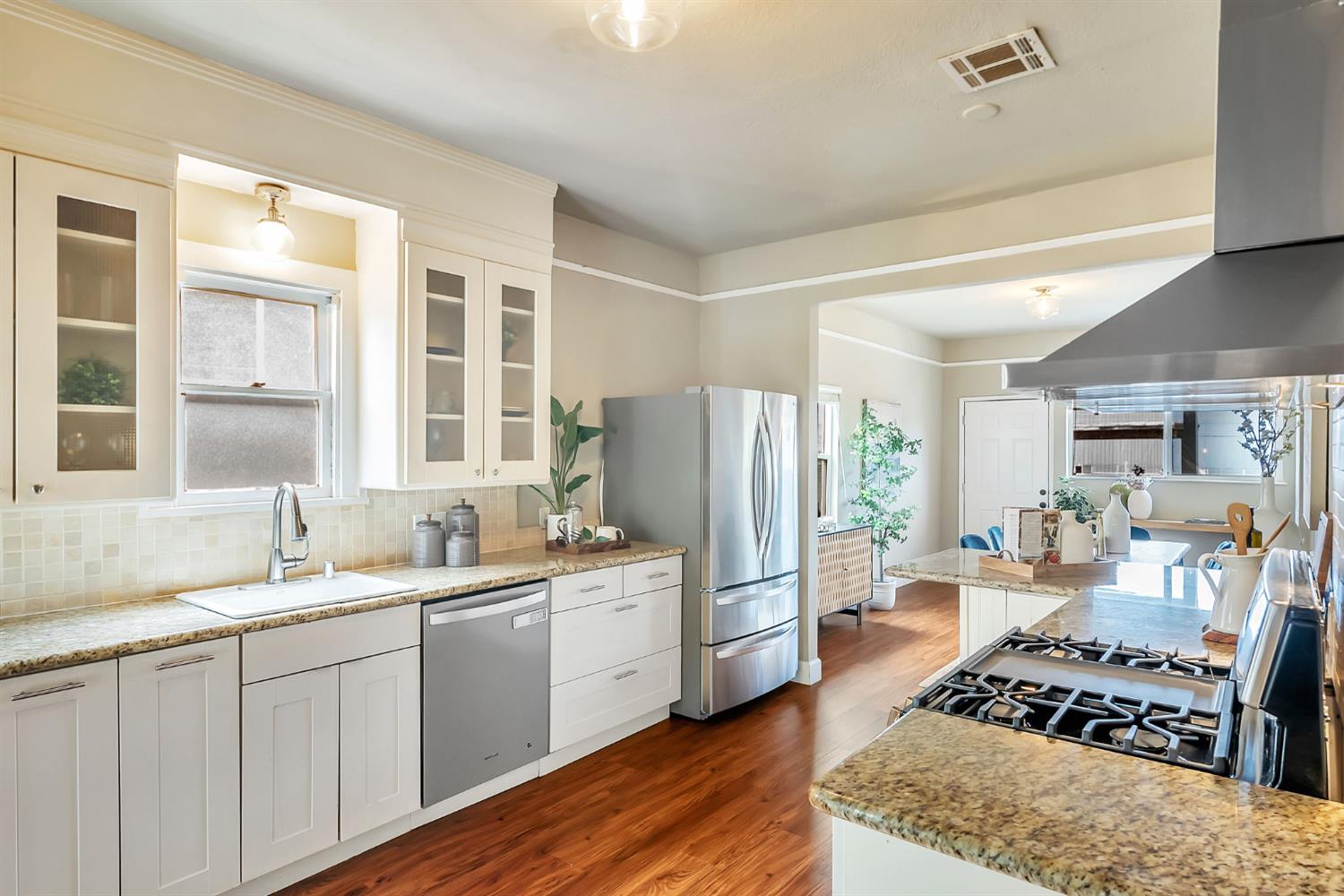 Detail Gallery Image 13 of 39 For 964 61st St, Oakland,  CA 94608 - 3 Beds | 2/1 Baths