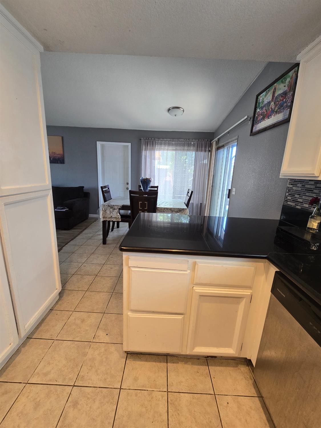 Detail Gallery Image 14 of 39 For 4631 Country Scene Way, Sacramento,  CA 95823 - 3 Beds | 2 Baths