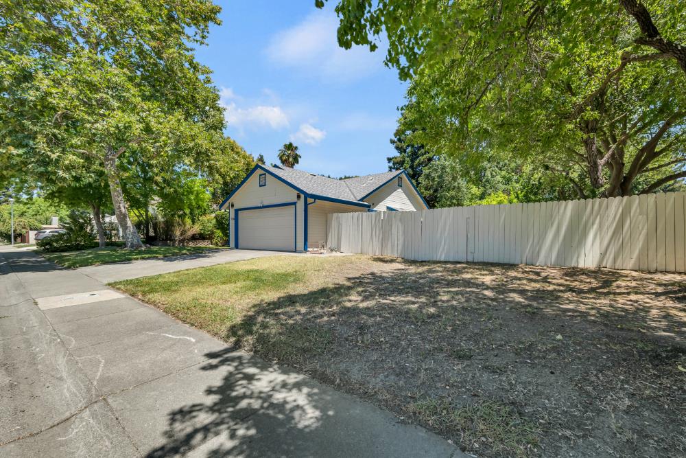 Detail Gallery Image 5 of 59 For 7527 Island Way, Sacramento,  CA 95831 - 3 Beds | 2 Baths