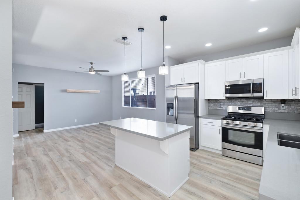 Detail Gallery Image 3 of 47 For 5512 Deepdale Way, Elk Grove,  CA 95758 - 4 Beds | 2/1 Baths