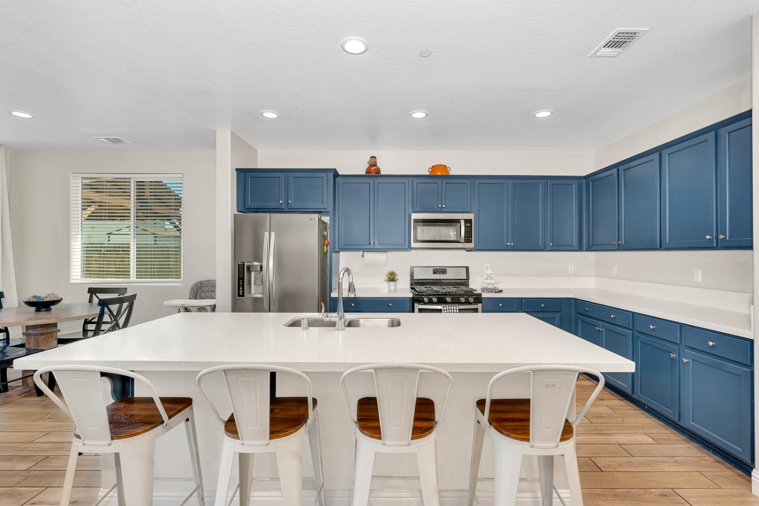 Detail Gallery Image 10 of 46 For 2040 Edwards St, Los Banos,  CA 93635 - 4 Beds | 3 Baths