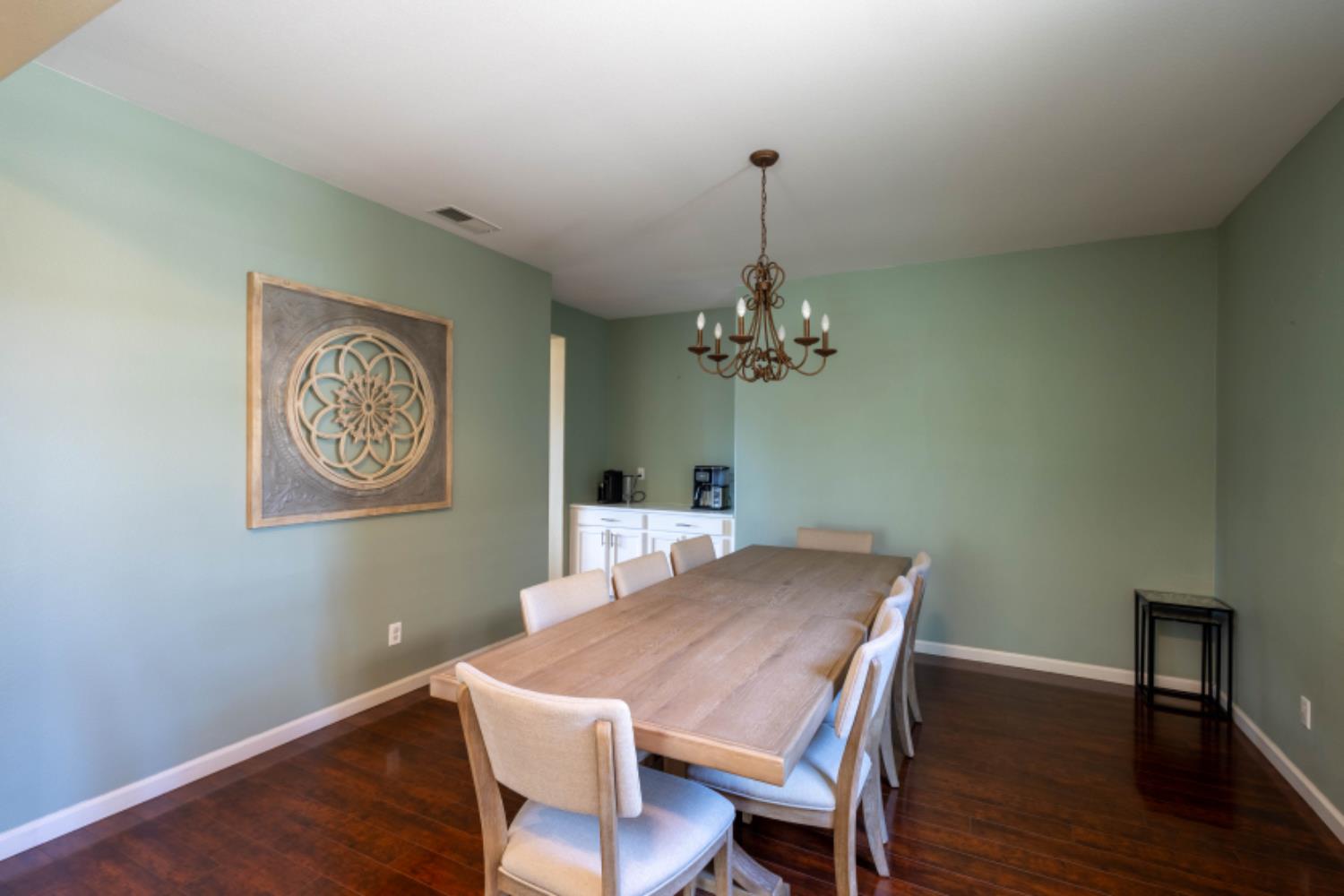Detail Gallery Image 7 of 34 For 8328 Dandelion Dr, Elk Grove,  CA 95624 - 4 Beds | 2 Baths