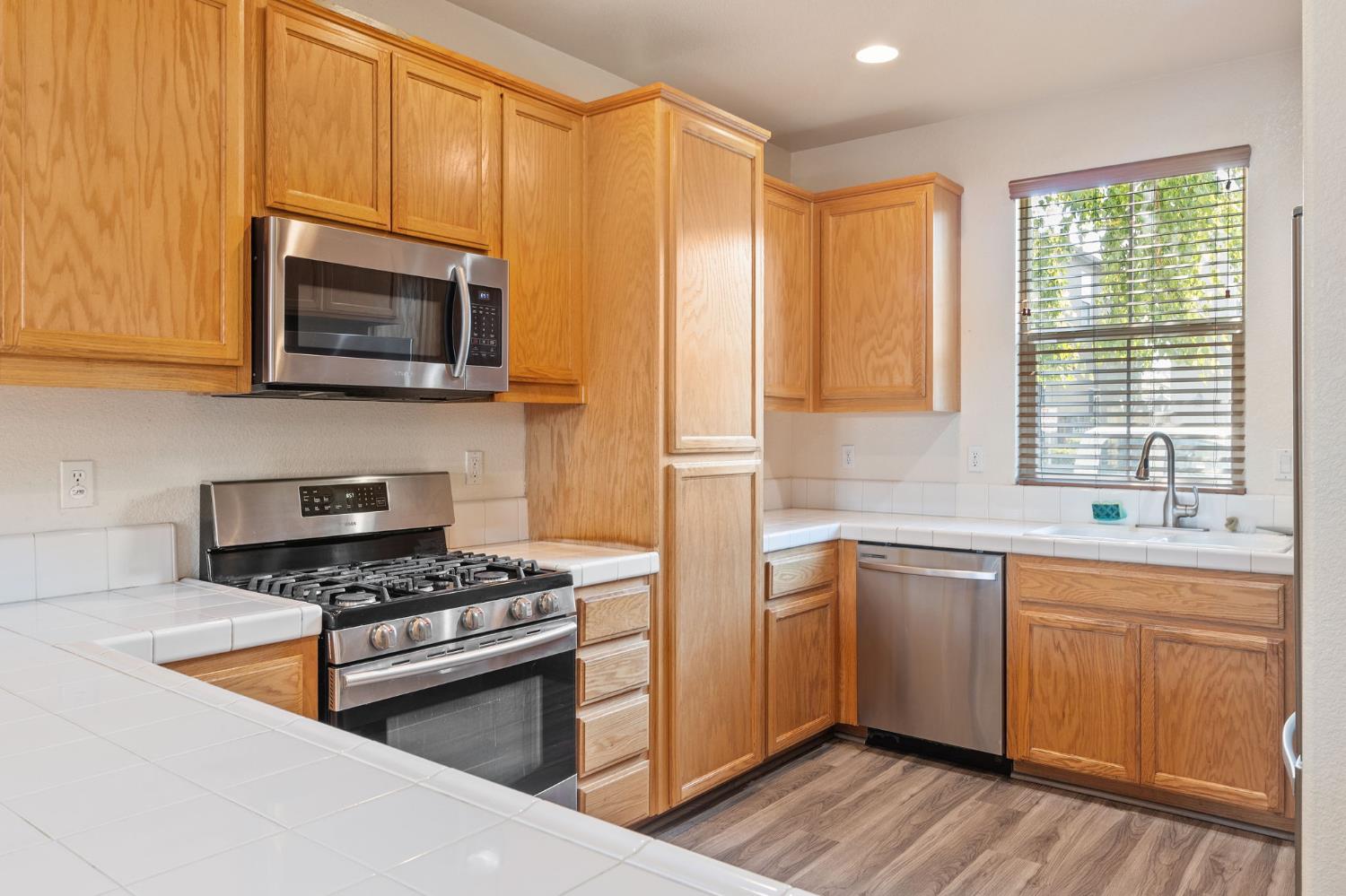 Detail Gallery Image 4 of 26 For 1725 Norwood Heights Ln, Ceres,  CA 95307 - 3 Beds | 2/1 Baths