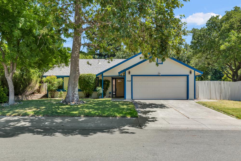 Detail Gallery Image 1 of 59 For 7527 Island Way, Sacramento,  CA 95831 - 3 Beds | 2 Baths